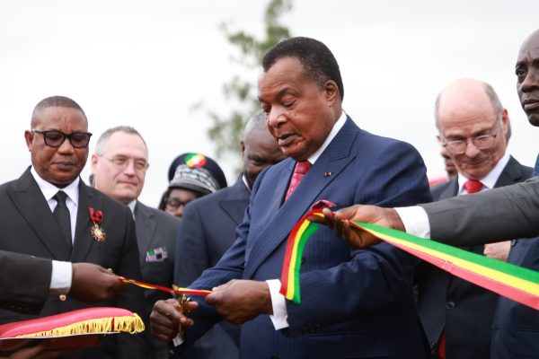 congo-:-denis-sassou-nguesso-inaugure-la-distillerie-d’alcool-de-n’kayi-–-journal-de-brazza