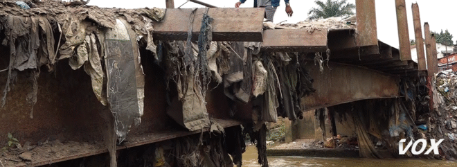 le-pont-qui-relie-l’avenue-de-l’intendance-a-marien-ngouabi-est-en-ruine-–-vox-congo