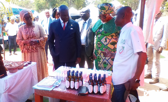 le-premier-ministre-a-effectue-la-visite-guidee-des-stands-du-sameb-–-vox-congo