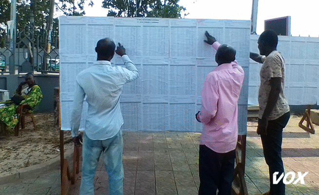 la-dgae-se-rassure-de-l’affichage-des-listes-electorales-dans-les-communes-–-vox-congo