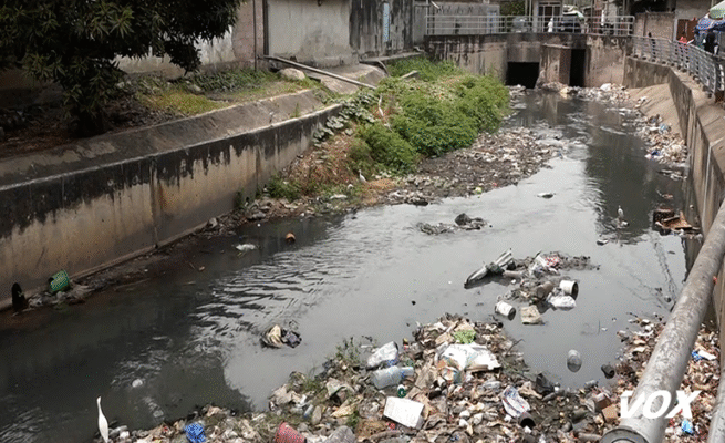 la-population-continue-a-jeter-les-ordures-dans-les-grands-collecteurs-–-vox-congo