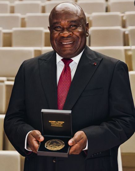 maixent-raoul-ominga-recoit-une-medaille-d’honneur-a-paris-–-journal-de-brazza