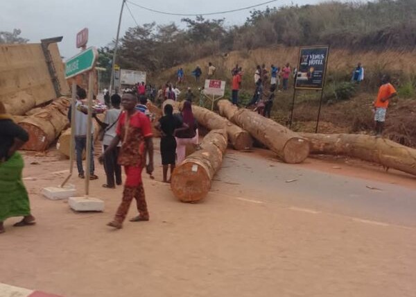 congo-:-un-grumier-se-renverse-a-l’entree-de-dolisie-–-journal-de-brazza