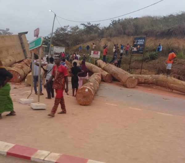 congo-:-un-grumier-se-renverse-a-l’entree-de-dolisie-–-journal-de-brazza