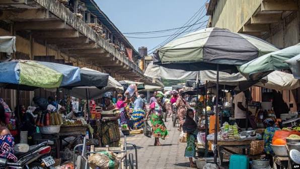 congo-:-a-lumumba,-le-maire-mise-sur-la-proximite-avec-les-commercants-–-journal-de-brazza