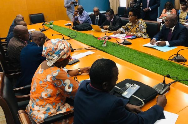 greve-dans-les-hopitaux-publics-:-les-syndicats-exigent-deux-mois-de-salaires-–-journal-de-brazza